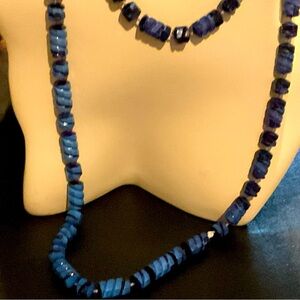 ONE STRAND BLUE BEADED NECKLACE. NEW CONDITION. AQUA BLUE/DARK BLUE COLORS